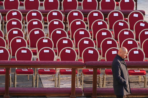 Seats for the delegations of the United States, Peru and Italy.