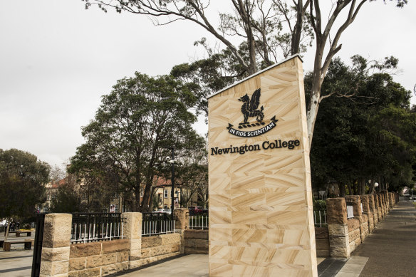 About 1000 former Newington College students met on Wednesday night at a special general meeting.