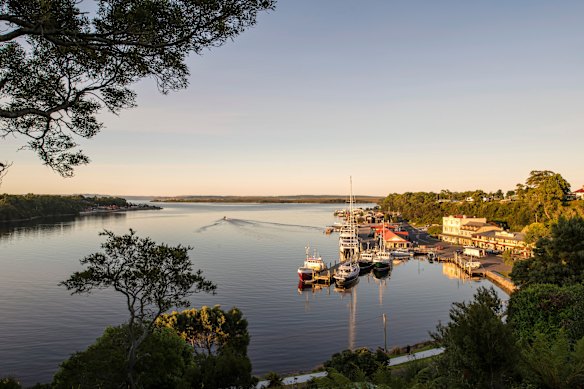 O município de Strahan com vista para o porto de Macquarie, na costa oeste da Tasmânia. 