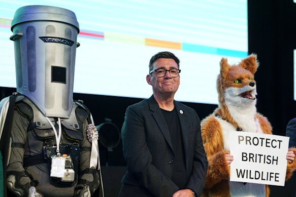 Andy Burnham del Labour sta accanto al conte Binface (a sinistra), candidato per la protezione della fauna selvatica britannica, dopo aver vinto le elezioni suppletive di Makerfield il mese scorso.