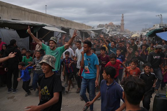 Warga Palestina merayakannya di Khan Younis setelah pengumuman tersebut.