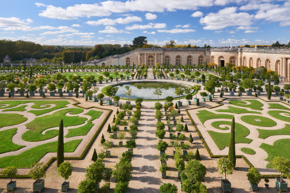 The gardens are blissfully quiet when the palace is closed on Mondays.