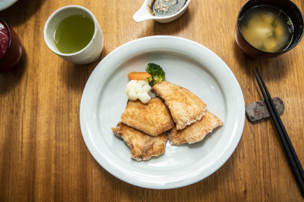 Teriyaki salmon with green tea and miso soup.