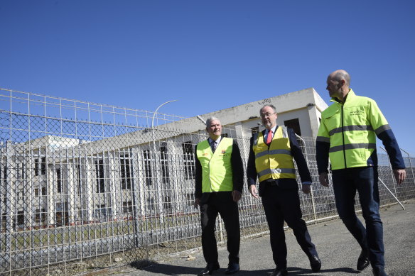 Cockburn Mayor Logan Howlett, Energy Minister Bill Johnston and Synergy chief executive Jason Waters at the site in 2021.