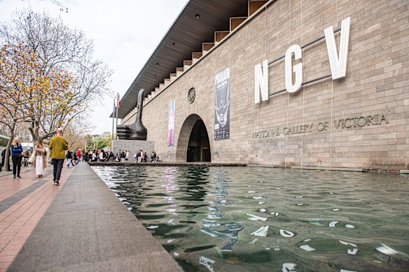 NGV の上級従業員は、個人的な利益のためにギャラリーから 800 万ドルを吸い上げた疑いで告発されています。