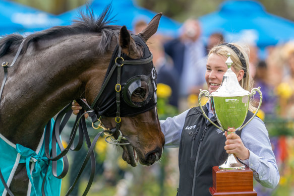 High Emocean in the mounting yard after winning the Bendigo Cup. 