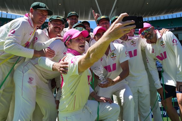 Steve Smith takes a selfie with the Australian side after their victory in the fifth Test.