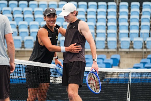 Alex de Minaur e Rinky Hijikata compartilham um momento na rede após um treino livre em Sydney.