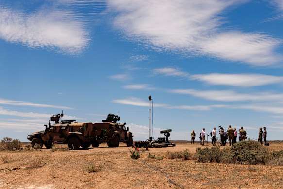 Soldados da ADF demonstram novas tecnologias ao Ministro da Indústria de Defesa, Pat Conroy.