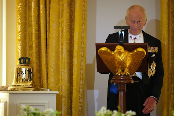 Charles ha regalato a Trump la campana originale dell'HMS Trump, un sottomarino costruito in Gran Bretagna durante la Seconda Guerra Mondiale.