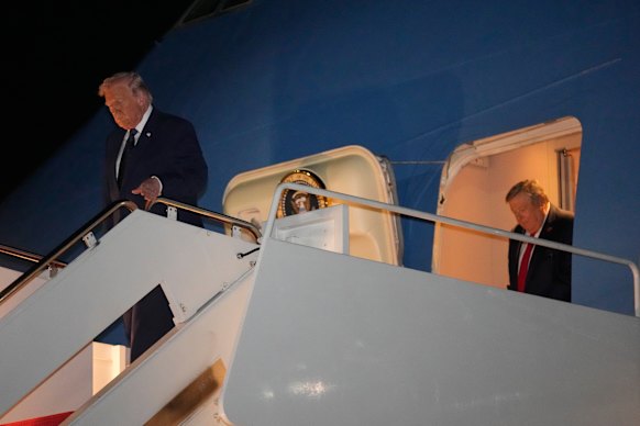 الرئيس دونالد ترامب على متن الطائرة الرئاسية يوم الاثنين.