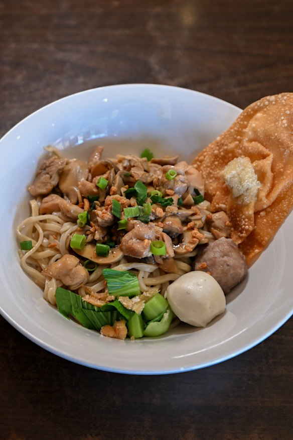 Shoestring noodle with chicken and mushroom.