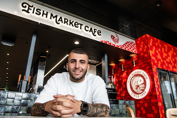 Panayiotis Kouros, filho de Harry Kouros. A família é proprietária do Fish Market Cafe, Squid Inc e The Boatshed no Sydney Fish Markets.