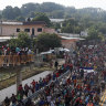 Migrant caravan swells to 5000, resumes advance toward US