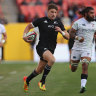 LANDOVER, MARYLAND - OCTOBER 23: Beauden Barrett #22 of the New Zealand All Blacks runs with the ball before scoring a try against the USA Eagles during the second half at FedExField on October 23, 2021 in Landover, Maryland. (Photo by Patrick Smith/Getty Images)