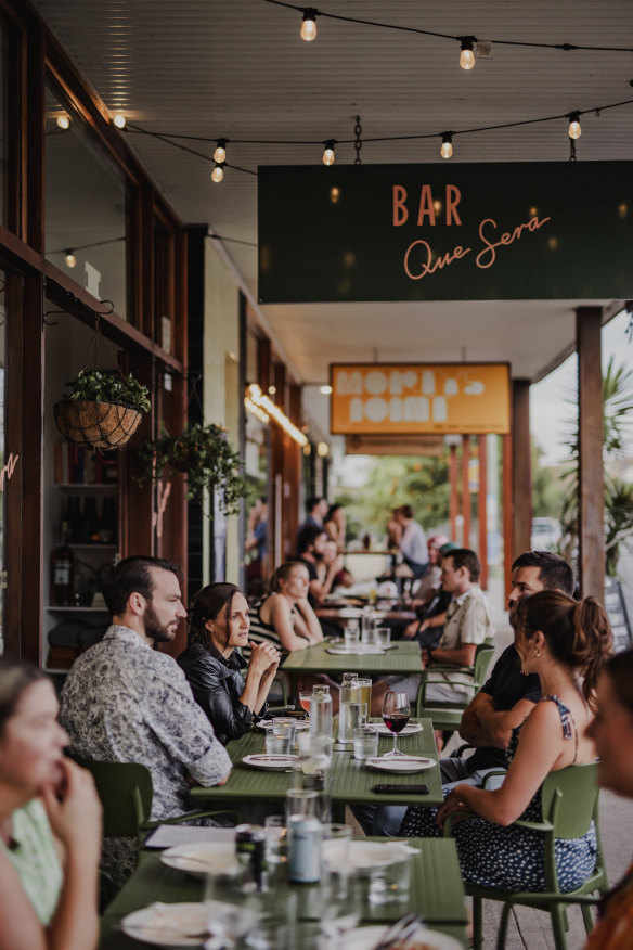 Summer outdoor dining at Bar Que Sera.