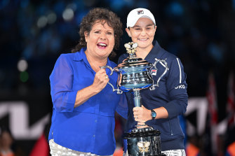 Ash Barty with Evonne Goolagong Cawley and the trophy.