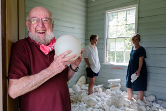 Author Thomas Keneally met the two artists on his morning walk.