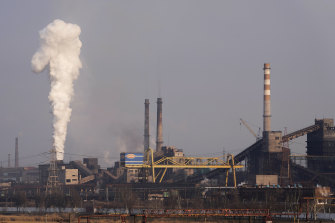 Mariupol'un eteklerinde bulunan Azovstal metalurji tesisinin Şubat ayında çekilmiş bir fotoğrafı.