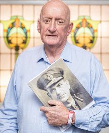 Tim Fischer with a picture of Sir John Monash in reaction to legislation calling for Monash to be posthumously promoted to the rank of field marshal, 2018. 