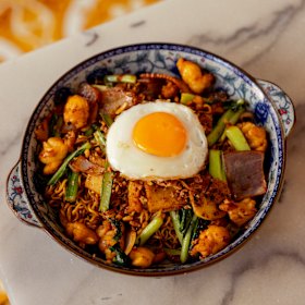 Stir-fried instant noodles with lobster (indomie goreng).