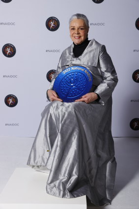 Dr Lois Peeler with her award.