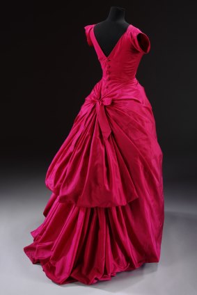 Silk taffeta, mounted on a boned and padded foundation, fastened with a metal zip and buttons, machine-sewn and hand-finished; the flounces of the skirt are wired. Silk taffeta evening dress, Cristobal Balenciaga, Paris, 1955. 