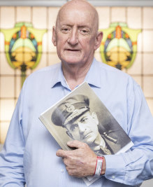 Tim Fischer with a picture of Sir John Monash in reaction to legislation calling for Monash to be posthumously promoted to the rank of field marshal, 2018. 