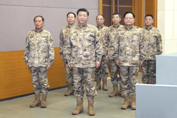 Xi Jinping (ortada), Kasım ayında Merkez Askeri Komisyonu ortak operasyonlar komuta merkezini teftiş ediyor.