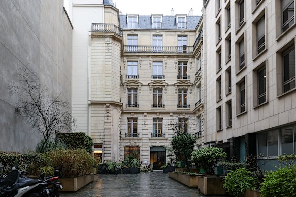 L'esterno dell'edificio che ospita gli uffici di X. La polizia parigina concentrata sulla criminalità informatica ha perquisito gli uffici della società di social media in relazione a un'indagine sui contenuti di X e del suo chatbot AI, Grok.