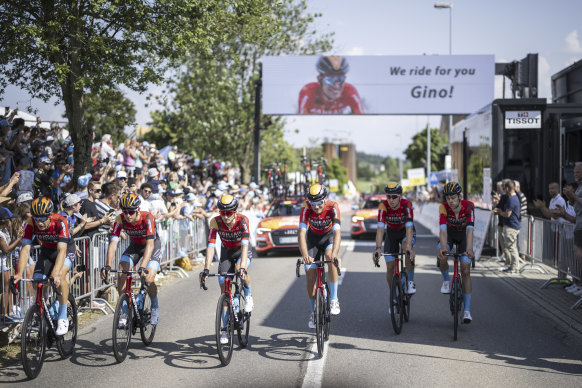 The Bahrain Victorious team at the Tour de Suisse rides in honour of Gino Mäder.