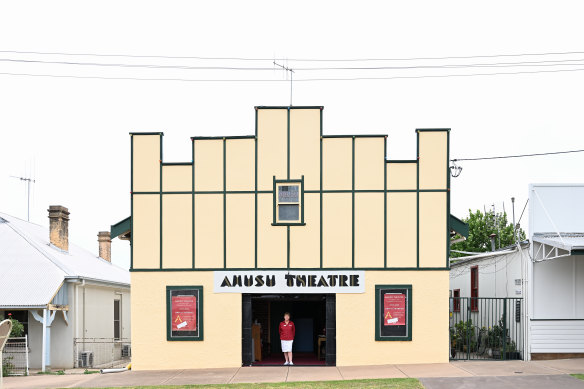 In the 1930s, Allan Tom opened the art deco Amusu Theatre in Manildra.