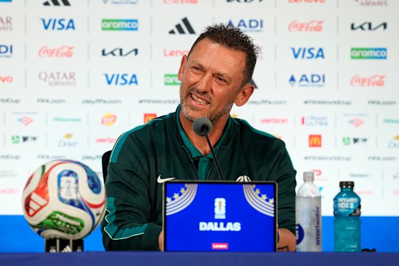 O técnico do Socceroos, Tony Popovic, falando em Dallas antes da partida com o Egito.