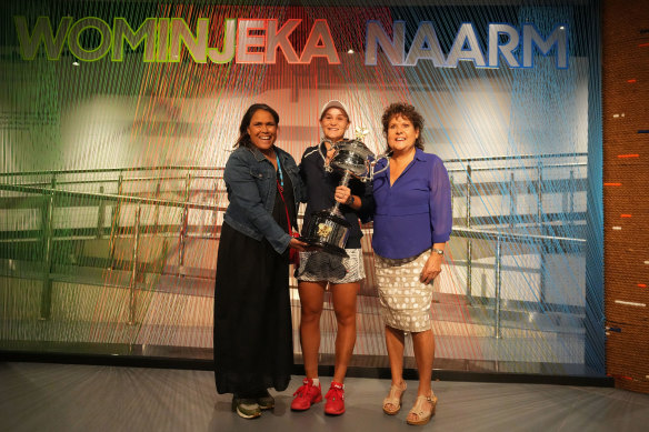 Barty holds the trophy alongside Catherine Freeman and Evonne Goolagong Cawley.