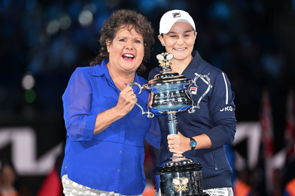 Ash Barty with Evonne Goolagong Cawley and the trophy.