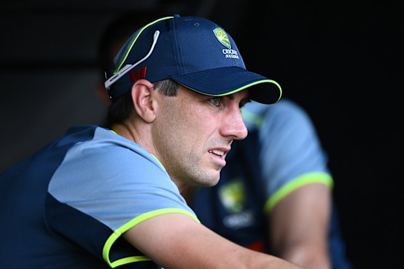 O capitão australiano lesionado Pat Cummins só pôde assistir do lado de fora enquanto os homens de Steve Smith capitularam.