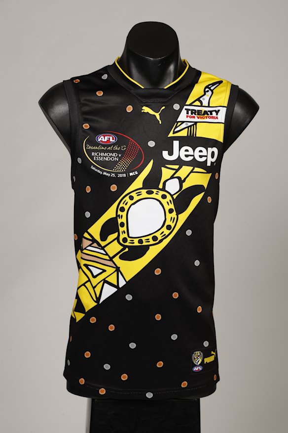 The Pukumani pole that the turtle sits on in the special guernsey represents the people of the Tiwi Islands, and the bird atop the pole is native to Tiwi.