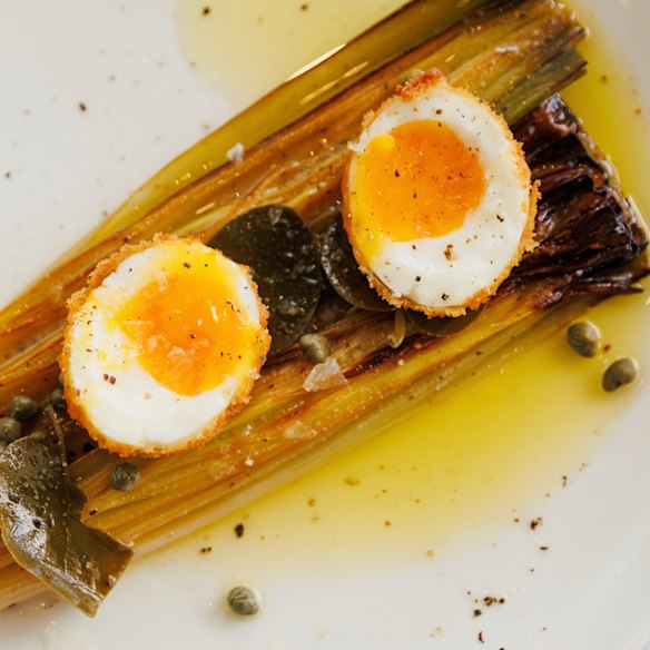 Puerros con huevo crujiente y alcaparras.