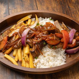 Lomo saltado.