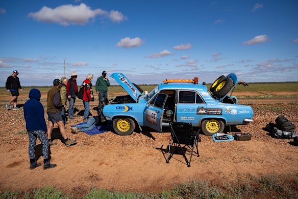 rek participants make emergency repairs on the road between Innamincka and Hungerford. 