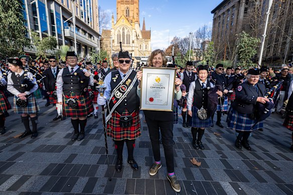 La banda femenina de gaiteros durante el récord mundial en Melbourne