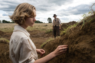 Carey Mulligan as Edith Pretty with Ralph Fiennes as Basil Brown in The Dig.