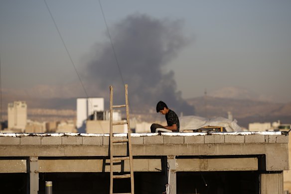 Il fumo si alza da est di Teheran in seguito agli attacchi statunitensi e israeliani di martedì.