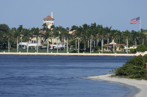 Eski Başkan Donald Trump'ın Mar-a-Lago malikanesi 18 Mart 2023 Cumartesi günü Palm Beach, Florida'da gösteriliyor.