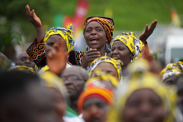 Una donna prega durante la messa celebrata giovedì da Papa Leone.
