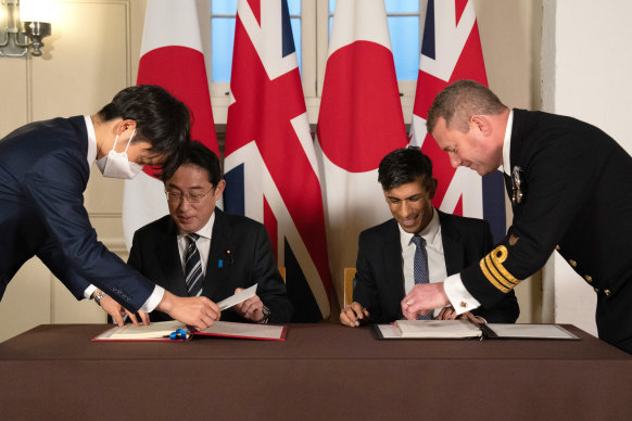 İngiltere Başbakanı Rishi Sunak (sağda) ve Japonya Başbakanı Fumio Kishida, Londra Kulesi'nde bir savunma anlaşması imzaladılar.