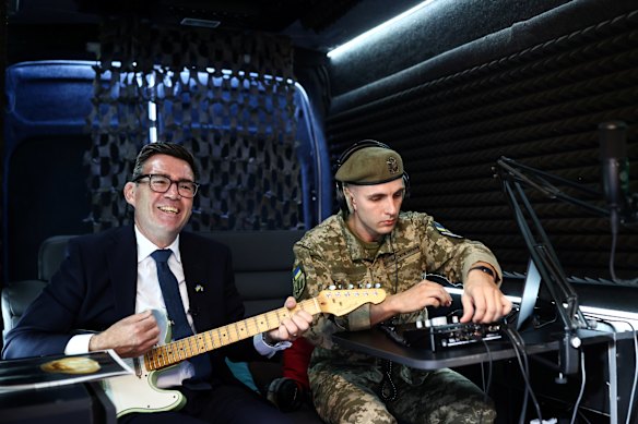 Burnham plays the guitar in the mobile recording studio of a military and artistic unit that perform on the front lines, in hospitals and at rehabilitation centres.