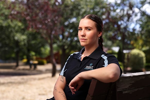 Laura Day, estudante de farmácia, trabalha em três empregos para se sustentar, mas precisa fazer estágios não remunerados para terminar os estudos. 