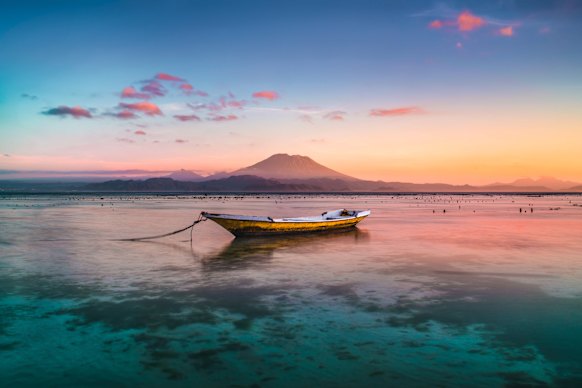 On a clear day, the views from
Nusa Lembongan extend all the way to Mount Batur. 