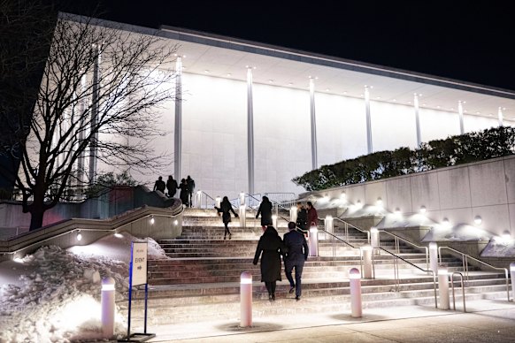 사람들은 멜라니아 초연을 위해 존 F. 케네디 공연예술센터로 걸어갑니다. 